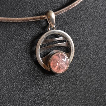 СРЕБЪРЕН МЕДАЛЬОН  С РОЗОВ КВАРЦ