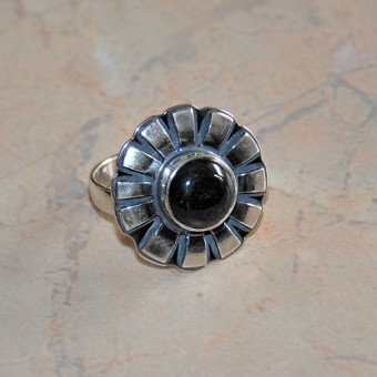 СРЕБЪРЕН ПРЪСТЕН-ЦВЕТЕ С ЧЕРЕН ОБСИДИАН