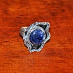 СРЕБЪРЕН ПРЪСТЕН СЪС СОДАЛИТ В АСИМЕТРИЧНА ФОРМА