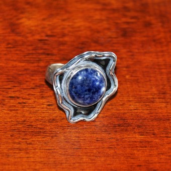 СРЕБЪРЕН ПРЪСТЕН СЪС СОДАЛИТ В АСИМЕТРИЧНА ФОРМА