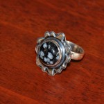 СРЕБЪРЕН ПРЪСТЕН – ЦВЕТЕ СЪС СНЕЖЕН ОБСИДИАН