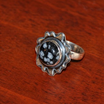 СРЕБЪРЕН ПРЪСТЕН – ЦВЕТЕ СЪС СНЕЖЕН ОБСИДИАН