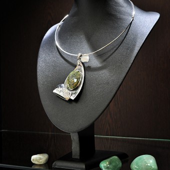 СРЕБЪРЕН МЕДАЛЬОН СЪС ЗЕЛЕН ЯСПИС