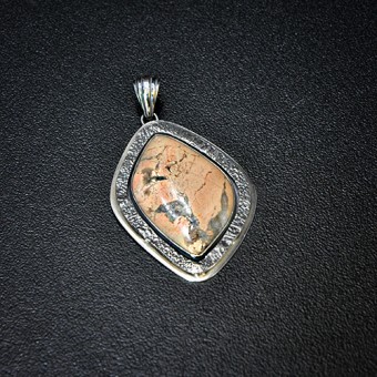 СРЕБЪРЕН МЕДАЛЬОН С ЯСПИС „БРЕКЧА“