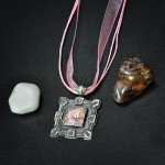 СРЕБЪРЕН МЕДАЛЬОН С РОЗОВ КВАРЦ