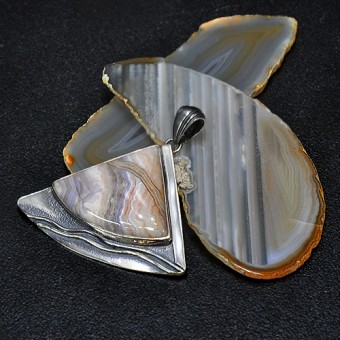 СРЕБЪРЕН МЕДАЛЬОН С АХАТ „БЛУЛЕЙС“