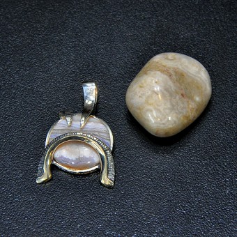 СРЕБЪРЕН МЕДАЛЬОН С АХАТ „БЛУЛЕЙС“