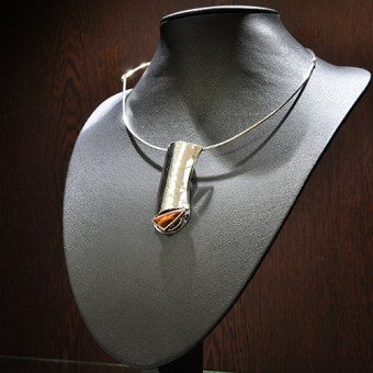 СРЕБЪРЕН МЕДАЛЬОН  С ФЛОРАЛНИ МОТИВИ