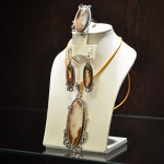 СРЕБЪРЕН КОМПЛЕКТ „РЕТРО“, С МЪХОВ АХАТ И ФЛОРАЛНИ МОТИВИ