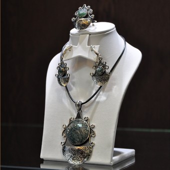 СРЕБЪРЕН КОМПЛЕКТ СЪС ЗЕЛЕН МЪХОВ АХАТ И АЖУРНИ МОТИВИ