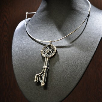 СРЕБЪРЕН МЕДАЛЬОН  - КЛЮЧ, С МОТИВ СКОРПИОН И ИНКРУСТИРАН БЯЛ ЦИРКОН