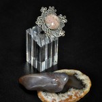 СРЕБЪРЕН ПРЪСТЕН С ФЛОРАЛНИ МОТИВИ, С КРАСИВ АХАТ В РОЗОВ ОТТЕНЪК