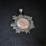 СРЕБЪРЕН МЕДАЛЬОН С ФЛОРАЛНИ МОТИВИ, С КРАСИВ АХАТ В РОЗОВ ОТТЕНЪК