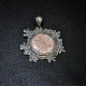 СРЕБЪРЕН МЕДАЛЬОН С ФЛОРАЛНИ МОТИВИ, С КРАСИВ АХАТ В РОЗОВ ОТТЕНЪК