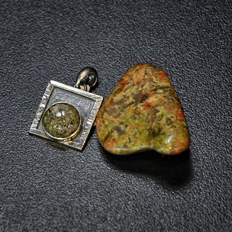 СРЕБЪРЕН МЕДАЛЬОН СЪС СИВОЗЕЛЕН КВАРЦ