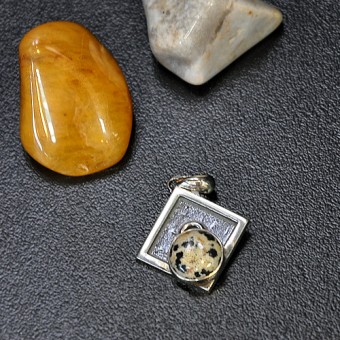 СРЕБЪРЕН МЕДАЛЬОН С ДАЛМАТИНОВ ЯСПИС