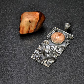 СРЕБЪРЕН МЕДАЛЬОН С ЯСПИС "БРЕКЧА"