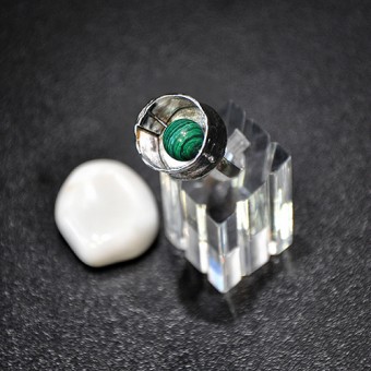 СРЕБЪРЕН ПРЪСТЕН С МАЛАХИТ