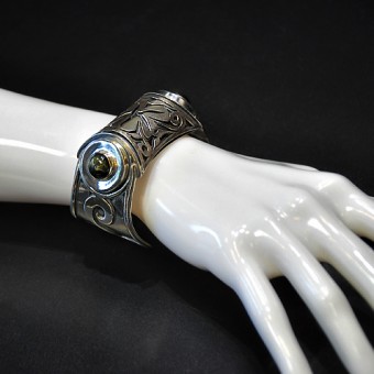 СРЕБЪРНА ГРИВНА С ФЛОРАЛЕН МОТИВ, ИНКРУСТИРАНА С ДВА КАМЪКА СОКОЛОВО ОКО