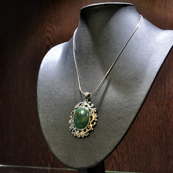 СРЕБЪРЕН МЕДАЛЬОН С АВАНТЮРИН