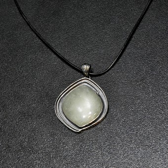 СРЕБЪРЕН МЕДАЛЬОН С  АВАНТЮРИН