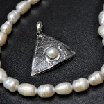 СРЕБЪРЕН МЕДАЛЬОН С РЕЧНА ПЕРЛА