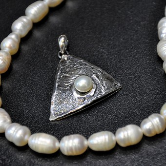 СРЕБЪРЕН МЕДАЛЬОН С РЕЧНА ПЕРЛА