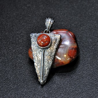 СРЕБЪРЕН МЕДАЛЬОН С МАРОКАНСКИ ЯСПИС