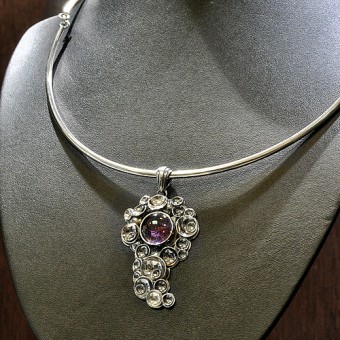 СРЕБЪРЕН МЕДАЛЬОН С ПРОЗРАЧЕН АМЕТИСТ