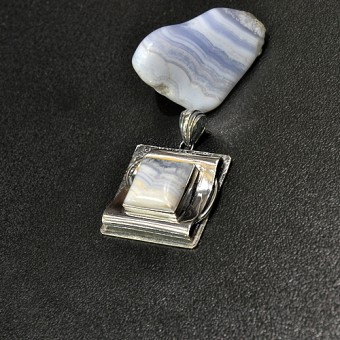 СРЕБЪРЕН МЕДАЛЬОН С АХАТ „БЛУ ЛЕЙС“