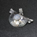 СРЕБЪРЕН МЕДАЛЬОН С ХАЛЦЕДОН