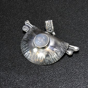 СРЕБЪРЕН МЕДАЛЬОН С ХАЛЦЕДОН