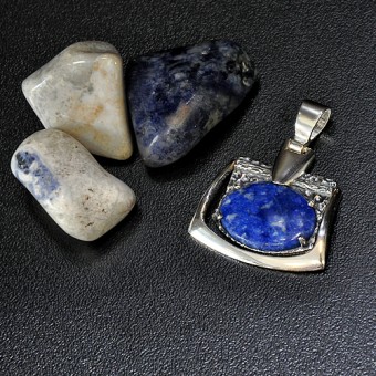 СРЕБЪРЕН МЕДАЛЬОН С ЛАЗУРИТ