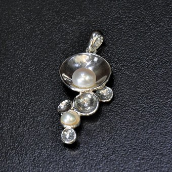 СРЕБЪРЕН МЕДАЛЬОН С РЕЧНИ ПЕРЛИ