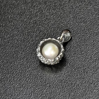 СРЕБЪРЕН МЕДАЛЬОН С РЕЧНА ПЕРЛА