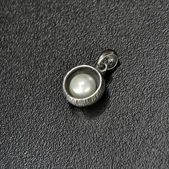 СРЕБЪРЕН МЕДАЛЬОН С РЕЧНА ПЕРЛА