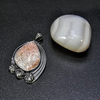 СРЕБЪРЕН МЕДАЛЬОН  „ЛАЛЕ“ С АХАТ