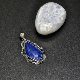 СРЕБЪРЕН МЕДАЛЬОН С ЛАЗУРИТ И АЖУРНИ МОТИВИ