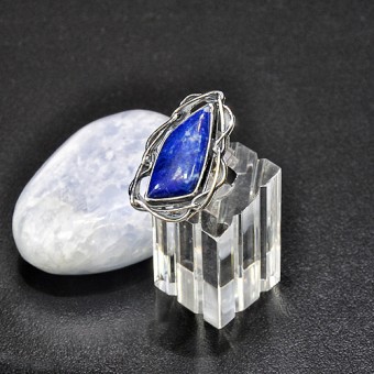 СРЕБЪРЕН ПРЪСТЕН С ЛАЗУРИТ И АЖУРНИ МОТИВИ