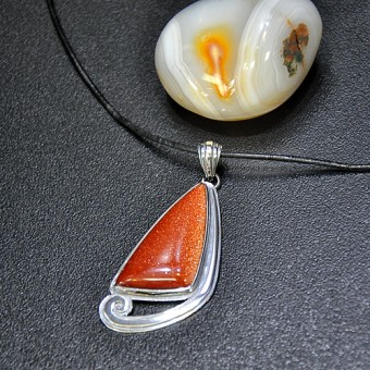 СРЕБЪРЕН МЕДАЛЬОН СЪС СИНТЕТИЧЕН АВАНТЮРИН