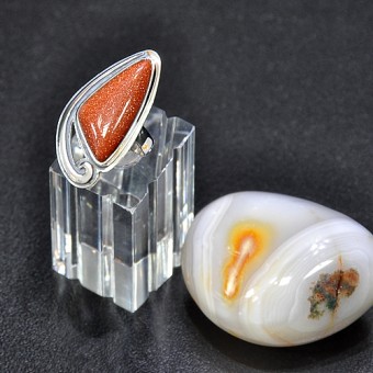 СРЕБЪРЕН ПРЪСТЕН СЪС СИНТЕТИЧЕН АВАНТЮРИН