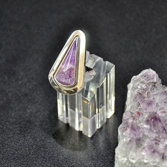 СРЕБЪРЕН ПРЪСТЕН С  ИНКРУСТИРАН КАПКОВИДЕН АМЕТИСТ