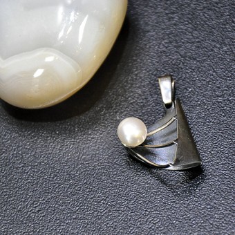 СРЕБЪРЕН МЕДАЛЬОН С РЕЧНА ПЕРЛА