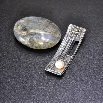 СРЕБЪРЕН МЕДАЛЬОН „АРТ“ С РЕЧНА ПЕРЛА