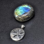 СРЕБЪРЕН МЕДАЛЬОН С ФЛОРАЛЕН МОТИВ