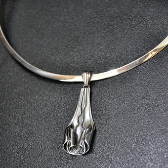 СРЕБЪРЕН МЕДАЛЬОН В АСИМЕТРИЧНА ФОРМА