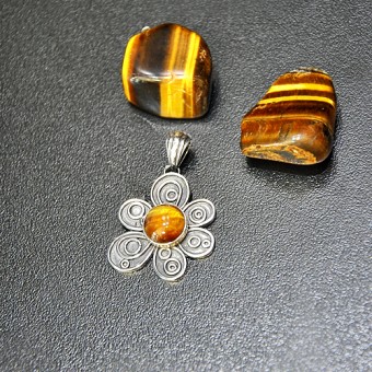 СРЕБЪРЕН МЕДАЛЬОН – ЦВЕТЕ С ТИГРОВО ОКО