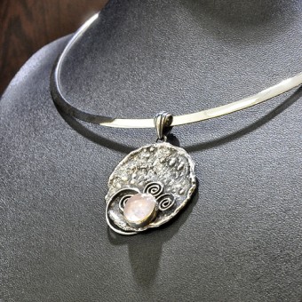 СРЕБЪРЕН МЕДАЛЬОН С РОЗОВ КВАРЦ