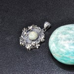 СРЕБЪРЕН МЕДАЛЬОН С АВАНТЮРИН И ФЛОРАЛНИ МОТИВИ