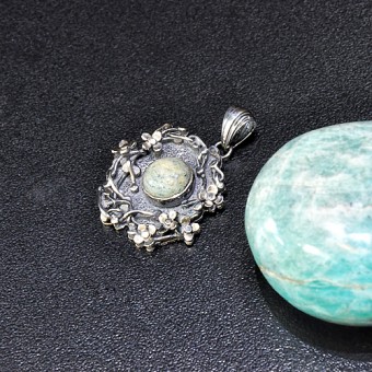 СРЕБЪРЕН МЕДАЛЬОН С АВАНТЮРИН И ФЛОРАЛНИ МОТИВИ